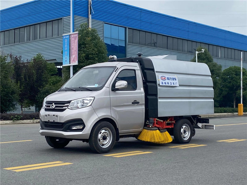 國(guó)六長(zhǎng)安小型掃路車