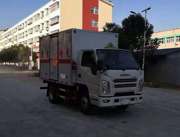 程力威牌CLW5040XQYJ6型爆破器材運(yùn)輸車
